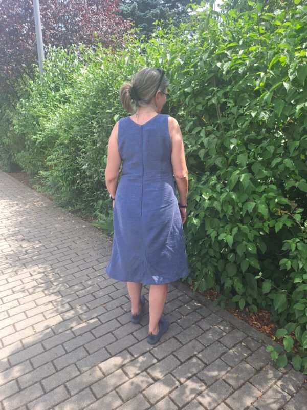Schwingendes Leinenkleid mit Nahtzipp und Paspelierung – Bild 2