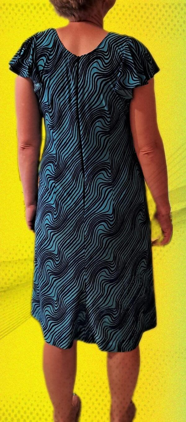 Schwingendes Leinenkleid mit Nahtzipp und Paspelierung – Bild 6